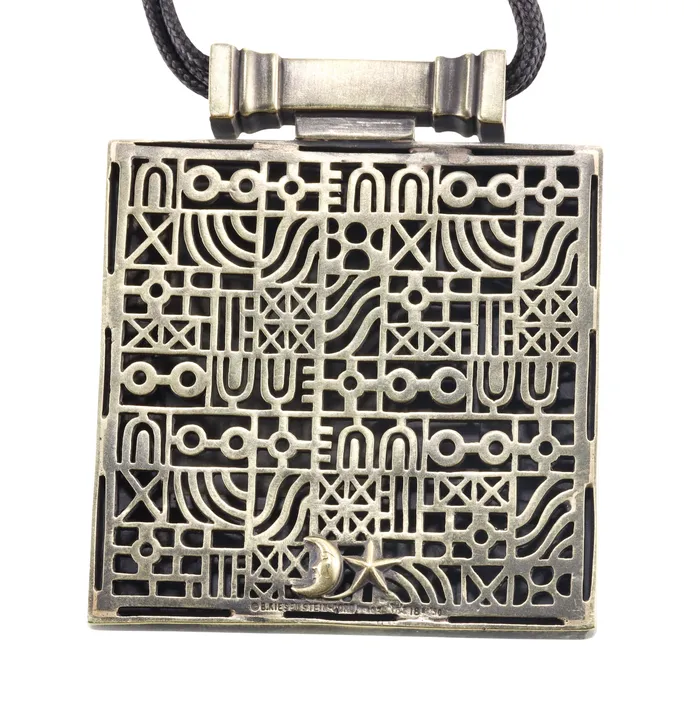 Necklaces Kieselstein Cord Sir Elton John Kieselstein Cord Gold Women of the World Pendant Necklace