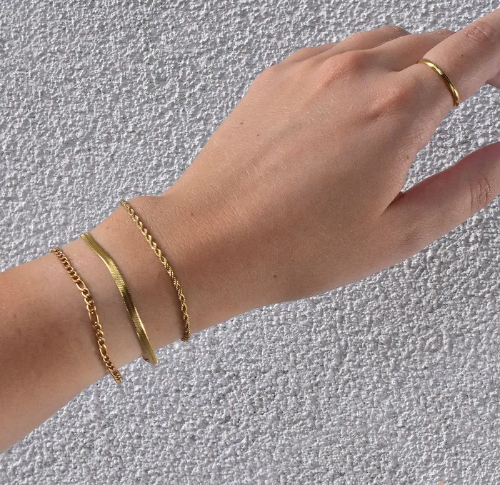 Bracelets Mai Dsire BOBBI DAINTY GOLD FIGARO BRACELET