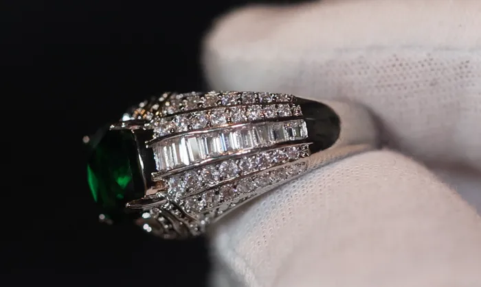 Lab Diamonds London Green Diamond Ring Emerald Green Diamond Ring Iced Out Ring Green Engagement Ring Green Engagement Ring Big Diamond Ring Rings