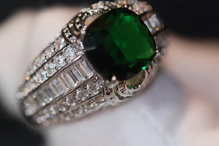 Lab Diamonds London Green Diamond Ring Emerald Green Diamond Ring Iced Out Ring Green Engagement Ring Green Engagement Ring Big Diamond Ring Rings
