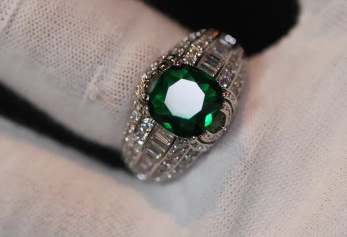 Lab Diamonds London Green Diamond Ring Emerald Green Diamond Ring Iced Out Ring Green Engagement Ring Green Engagement Ring Big Diamond Ring Rings